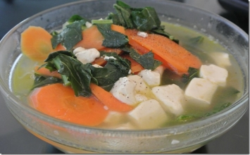 Canh cải rổ (collard greens) bổ xương